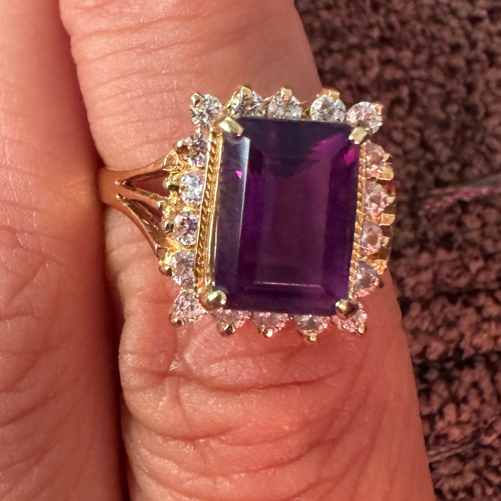 Gorgeous Natural 5.75 CT Amethyst and diamonds on 18k Ring, size 7, 4.7 grams